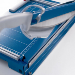 Detalle del sistema automático de seguridad y mango ergonómico en cizalla Dahle 561