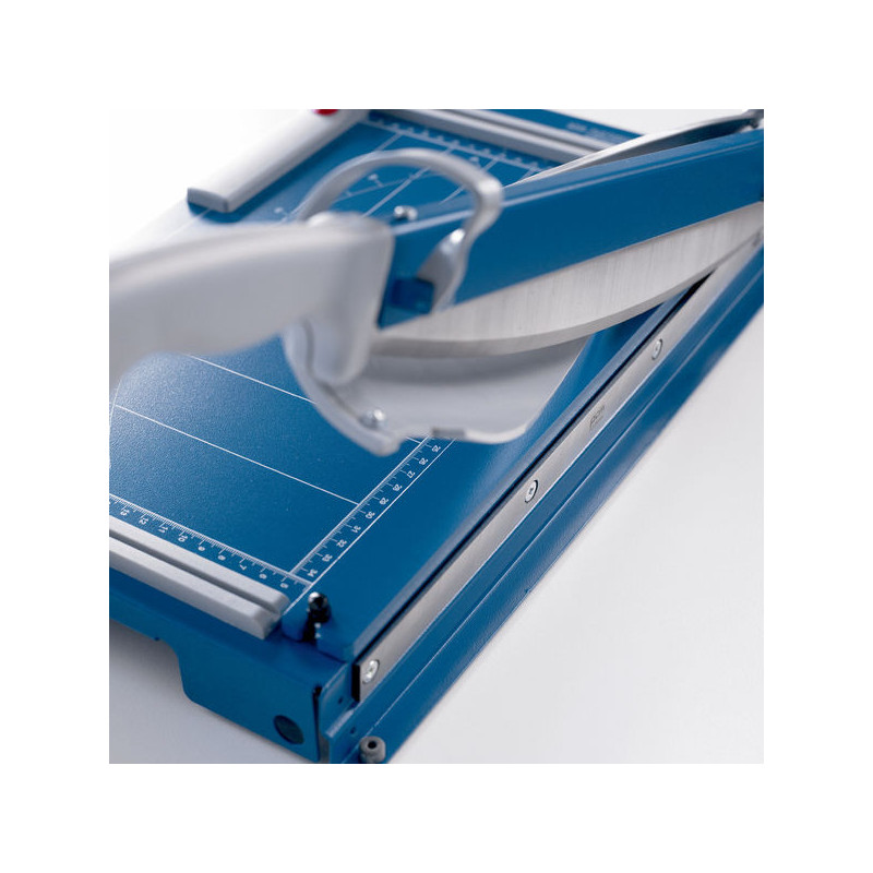 Detalle del sistema automático de seguridad y mango ergonómico en cizalla Dahle 561