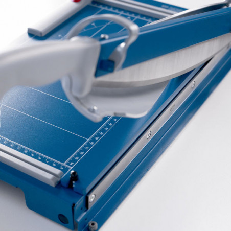 Detalle del sistema automático de seguridad y mango ergonómico en cizalla Dahle 561