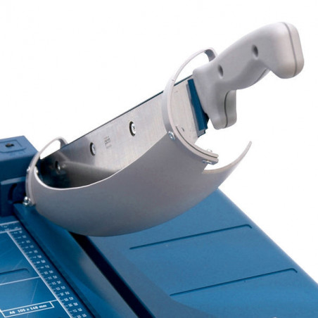 Detalle del sistema automático de seguridad y mango ergonómico en cizalla Dahle 562