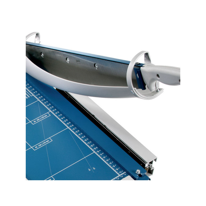 Detalle del sistema automático de seguridad y mango ergonómico en cizalla Dahle 565