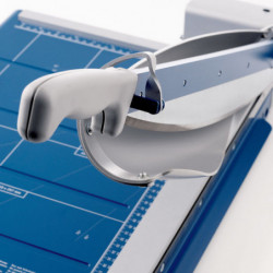 Detalle del sistema automático de seguridad y mango ergonómico en cizalla Dahle 867