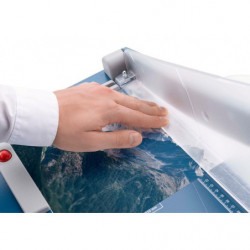 Detalle de la protección transparente y mango ergonómico en cizalla Dahle 560