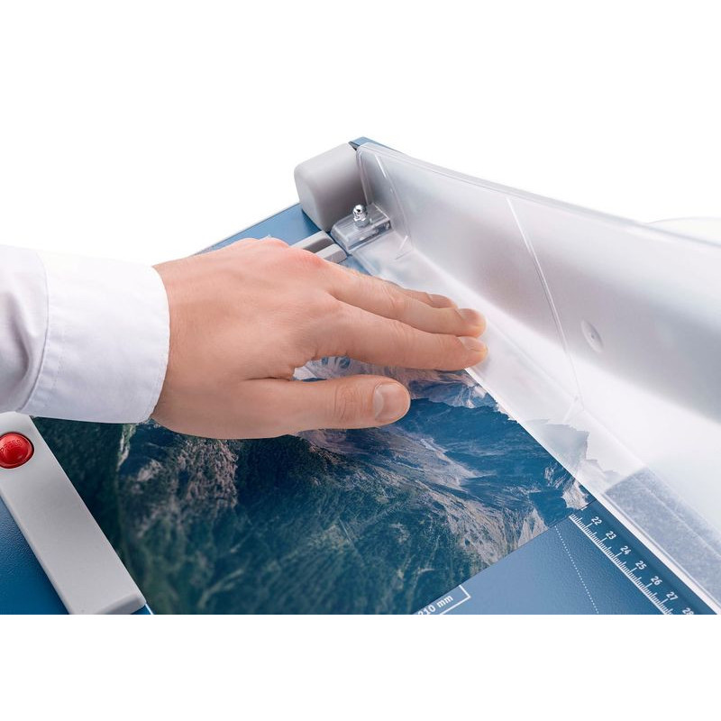 Detalle de la protección transparente y mango ergonómico en cizalla Dahle 560