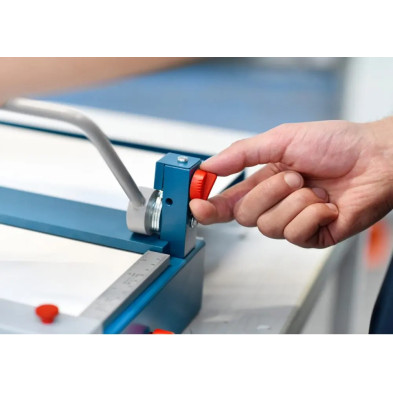 Plancha de prensado bloqueable para fijar el material y evitar desplazamientos.